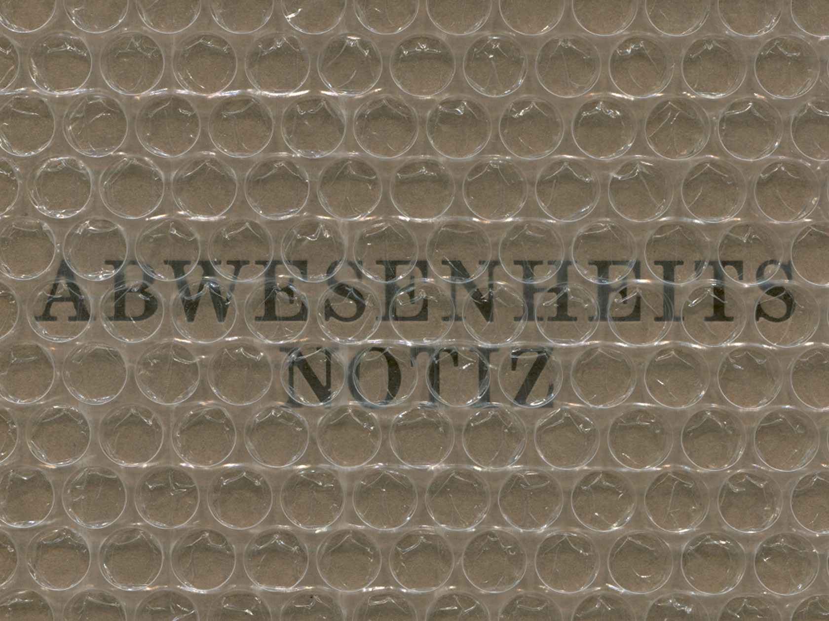 The collaborative publication “Abwesenheitsnotiz” combines photographs of Mascha Dilger with poetry by Celine Radloff